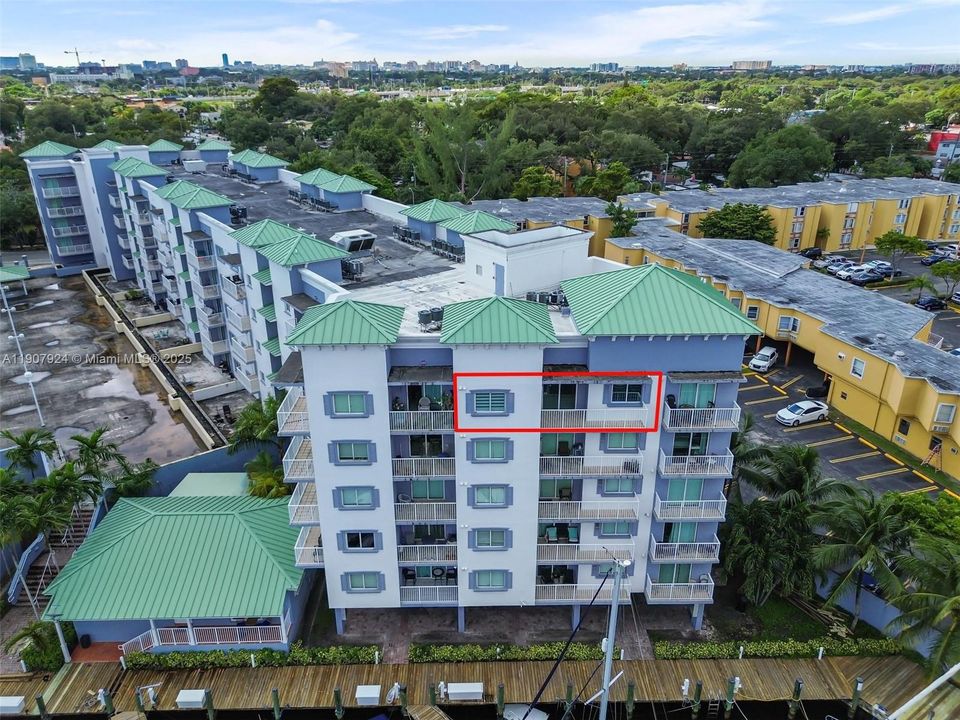 Под контрактом: $315,765 (2 спален, 2 ванн, 807 Квадратных фут)