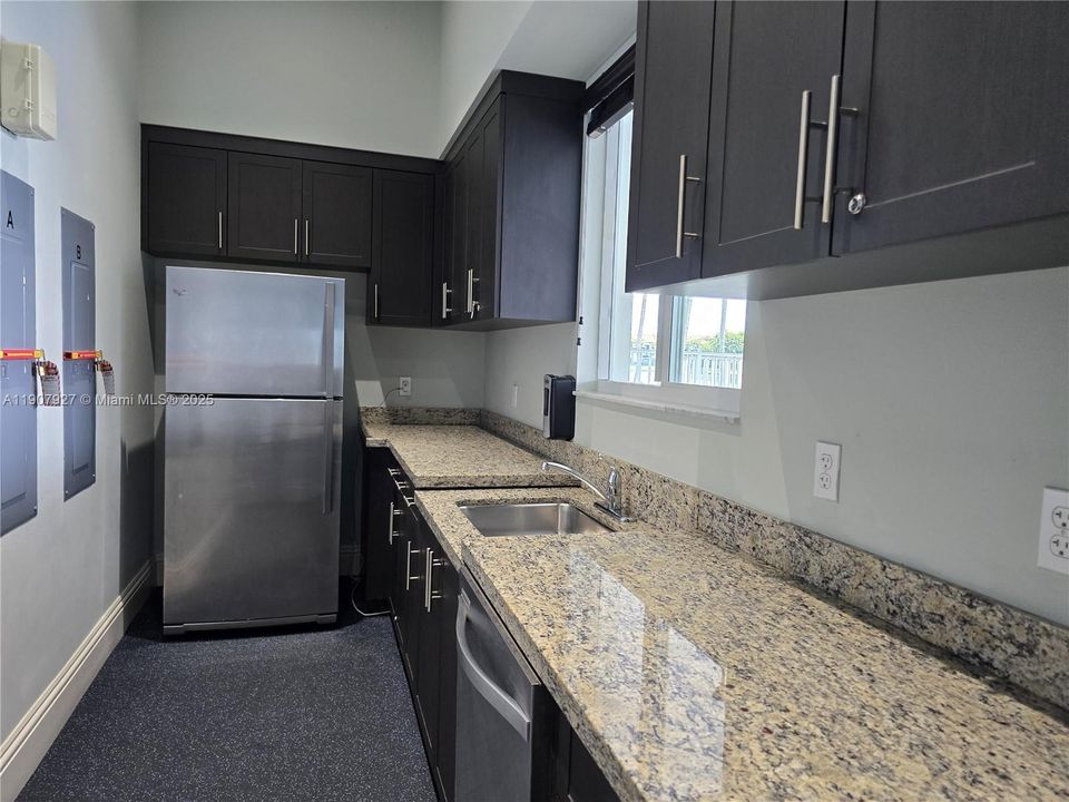 For Sale: $559,000 (3 beds, 3 baths, 1760 Square Feet)