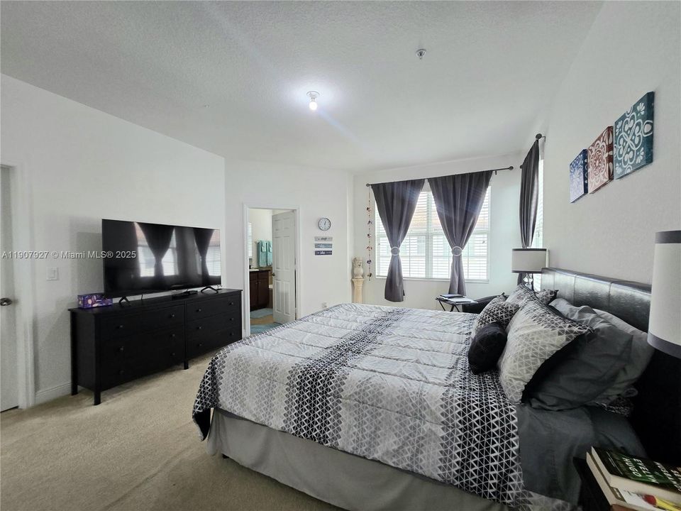 For Sale: $559,000 (3 beds, 3 baths, 1760 Square Feet)