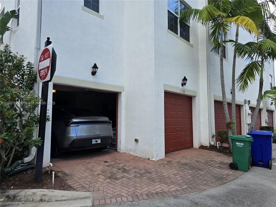 For Sale: $559,000 (3 beds, 3 baths, 1760 Square Feet)