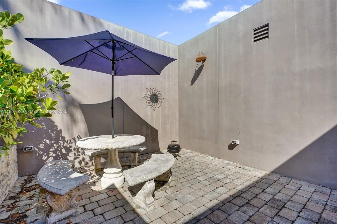 На продажу: $1,900,000 (0 спален, 0 ванн, 1700 Квадратных фут)