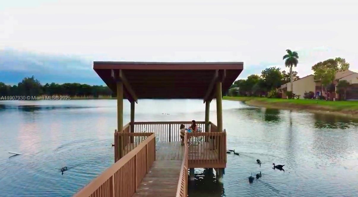 Private covered dock ideal for kayaking , spend time with kinds and feeding the birds or simply unwinding while watching the ducks glide across the lake.