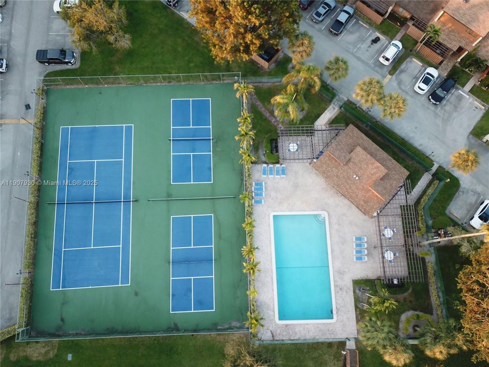 Community amenities featuring tennis courts, a large pool, and spacious sun deck