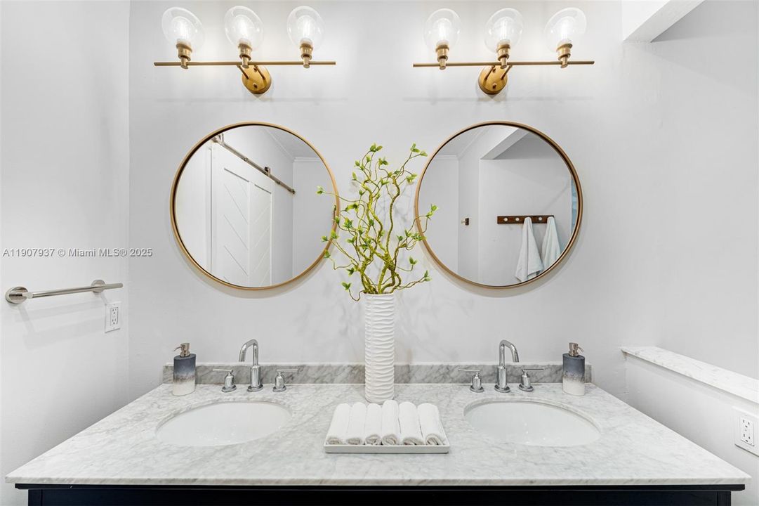 En Venta: $1,250,000 (4 camas, 3 baños, 2132 Pies cuadrados)