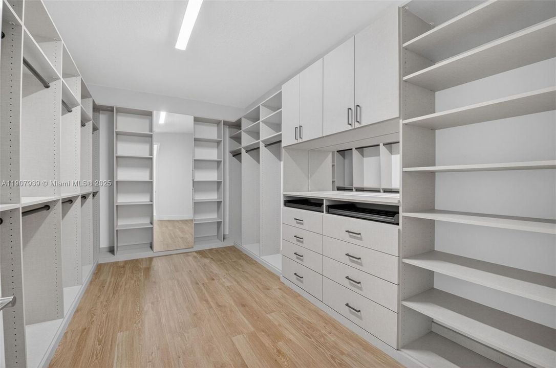 For Rent: $18,000 (5 beds, 7 baths, 4605 Square Feet)