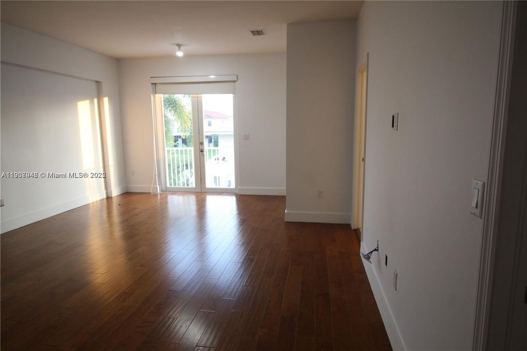 合同活跃: $6,000 (5 贝兹, 4 浴室, 3205 平方英尺)