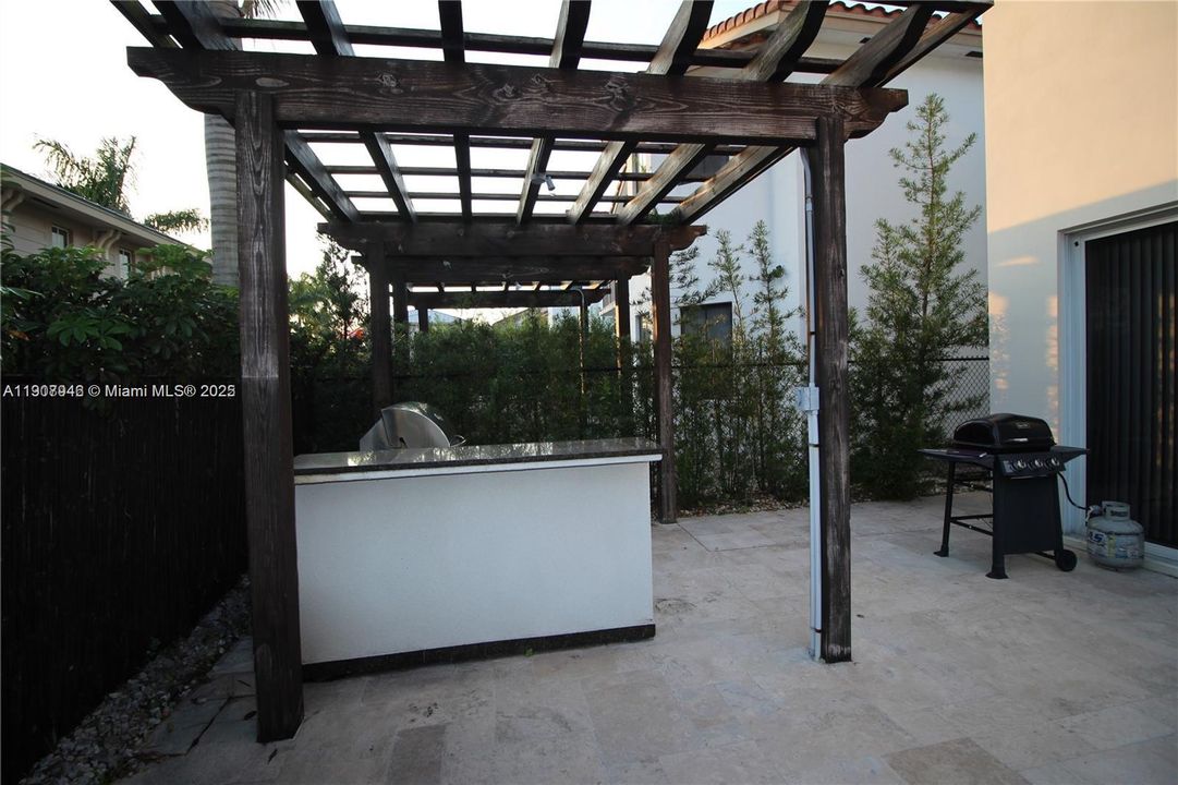 合同活跃: $6,000 (5 贝兹, 4 浴室, 3205 平方英尺)