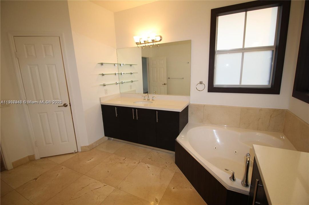 合同活跃: $6,000 (5 贝兹, 4 浴室, 3205 平方英尺)