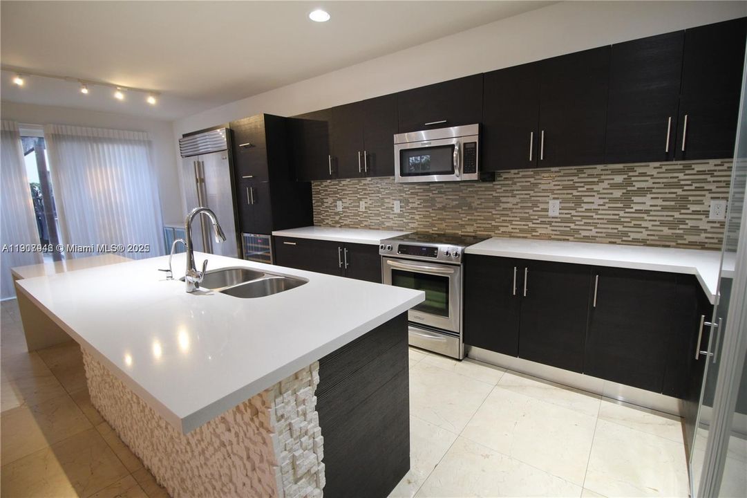 合同活跃: $6,000 (5 贝兹, 4 浴室, 3205 平方英尺)