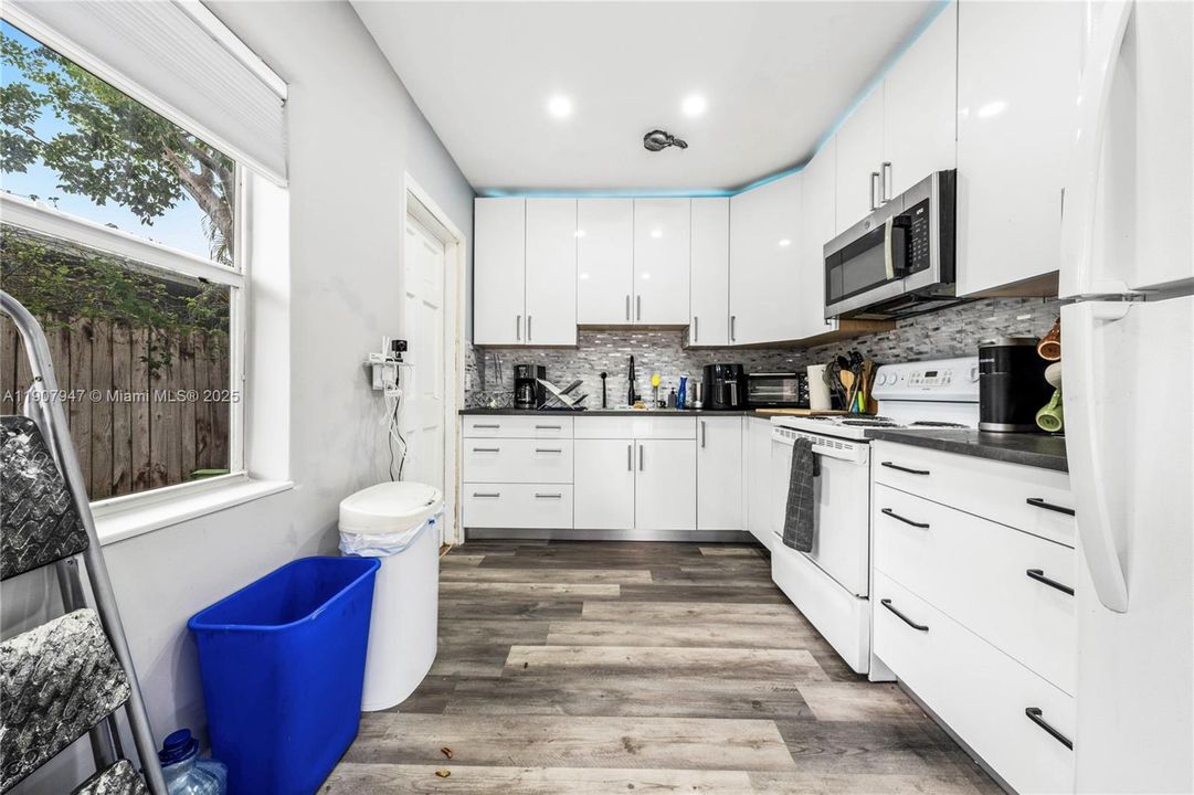 待售: $999,000 (0 贝兹, 0 浴室, 1938 平方英尺)