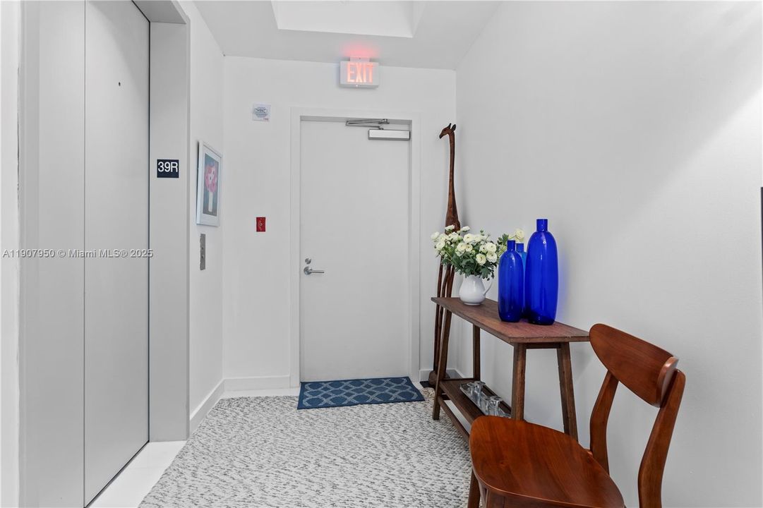 Под контрактом: $1,040,000 (2 спален, 3 ванн, 1547 Квадратных фут)