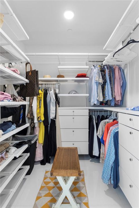 Под контрактом: $1,040,000 (2 спален, 3 ванн, 1547 Квадратных фут)