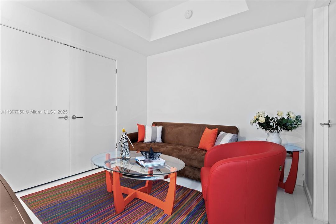 Под контрактом: $1,040,000 (2 спален, 3 ванн, 1547 Квадратных фут)