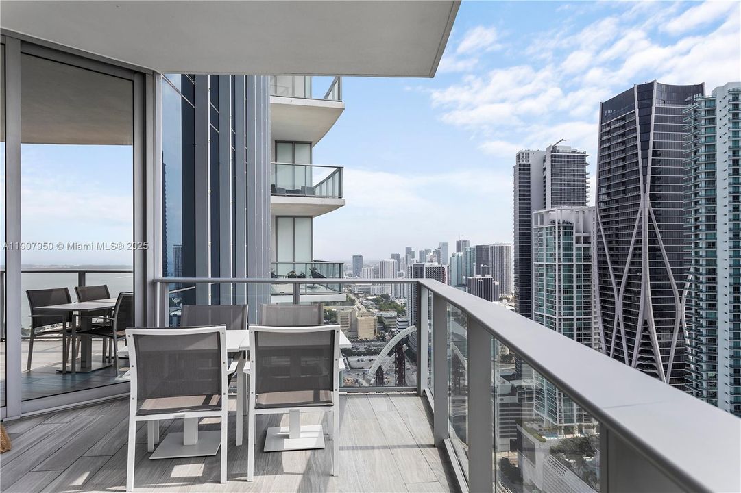 Под контрактом: $1,040,000 (2 спален, 3 ванн, 1547 Квадратных фут)