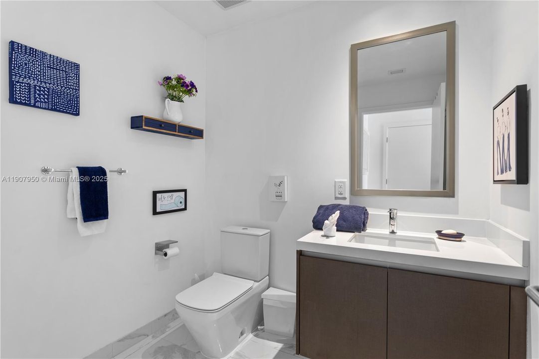 Под контрактом: $1,040,000 (2 спален, 3 ванн, 1547 Квадратных фут)