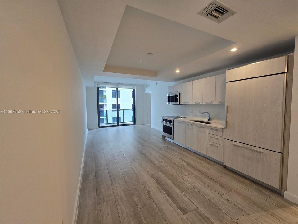 Active With Contract: $3,250 (1 beds, 1 baths, 684 Square Feet)