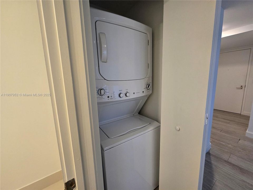 Active With Contract: $3,250 (1 beds, 1 baths, 684 Square Feet)