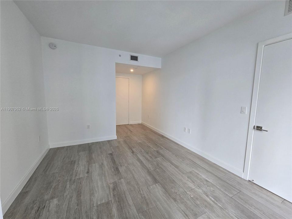 Active With Contract: $3,250 (1 beds, 1 baths, 684 Square Feet)