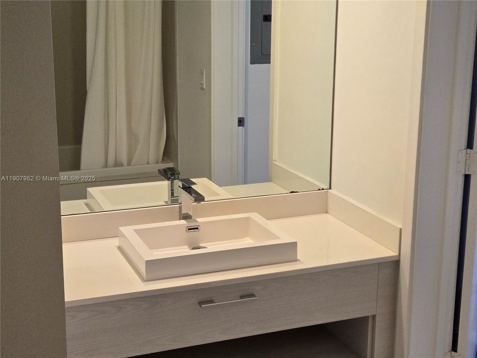 Active With Contract: $3,250 (1 beds, 1 baths, 684 Square Feet)