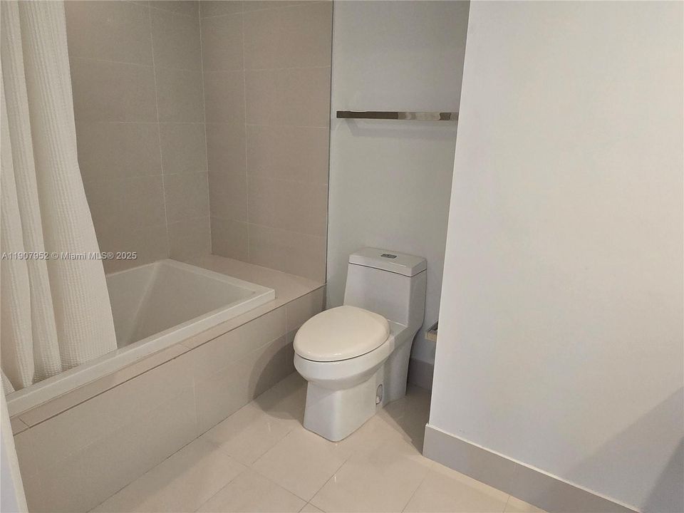 Active With Contract: $3,250 (1 beds, 1 baths, 684 Square Feet)