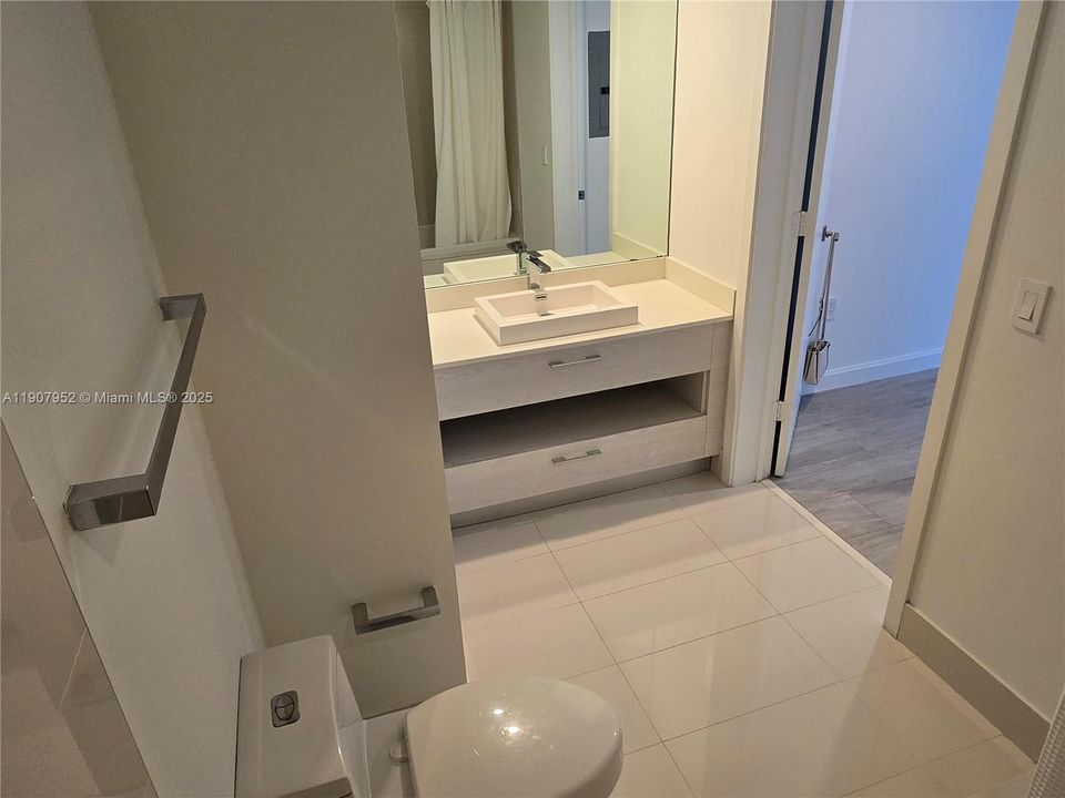 Active With Contract: $3,250 (1 beds, 1 baths, 684 Square Feet)