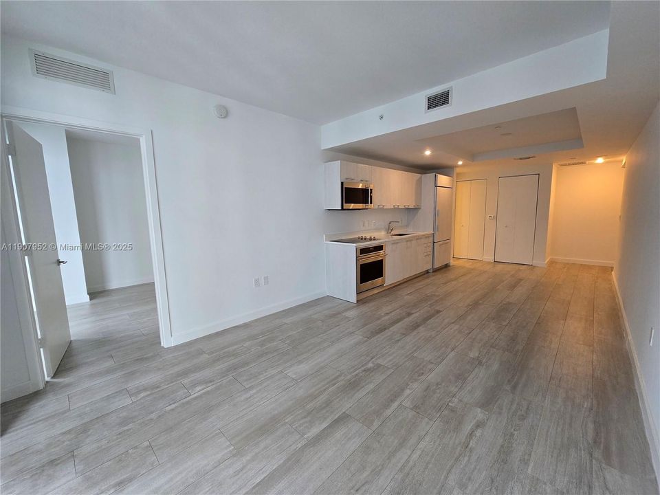 Active With Contract: $3,250 (1 beds, 1 baths, 684 Square Feet)