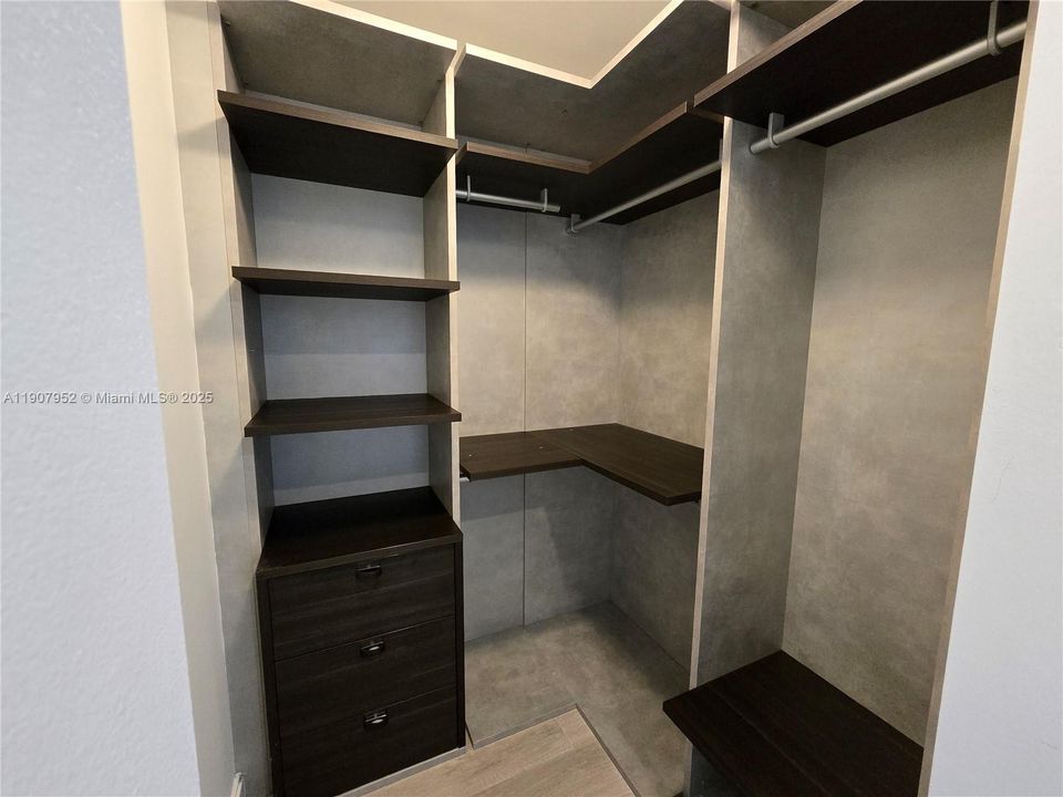 Active With Contract: $3,250 (1 beds, 1 baths, 684 Square Feet)