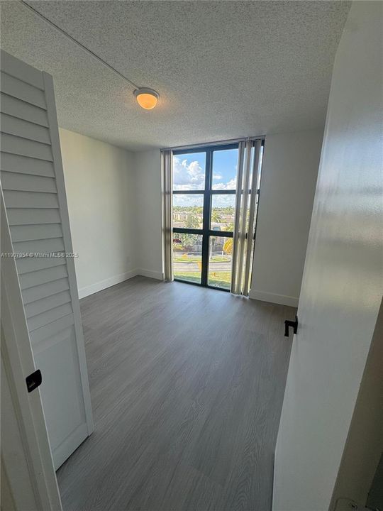 Active With Contract: $299,000 (3 beds, 2 baths, 1114 Square Feet)