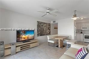 For Sale: $230,000 (1 beds, 1 baths, 550 Square Feet)