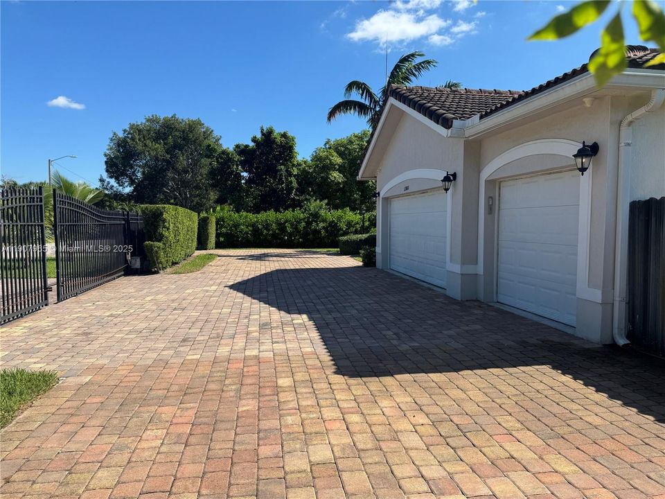 Под контрактом: $775,000 (4 спален, 2 ванн, 1949 Квадратных фут)