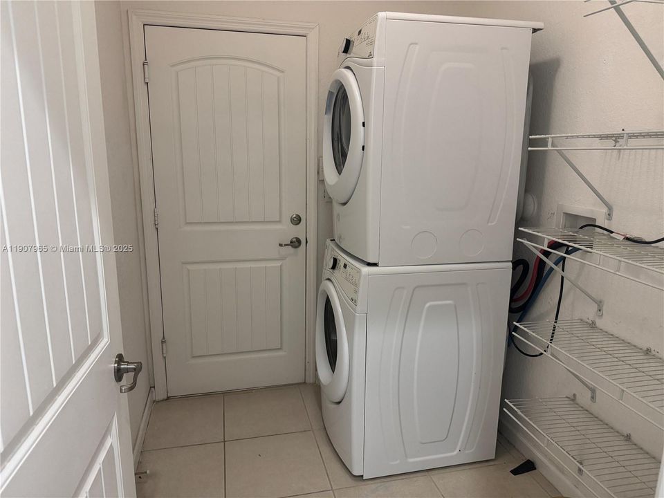 Под контрактом: $775,000 (4 спален, 2 ванн, 1949 Квадратных фут)