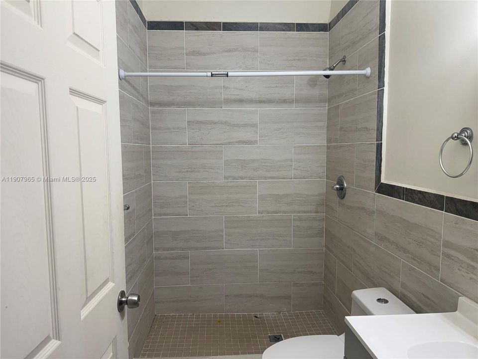 Под контрактом: $775,000 (4 спален, 2 ванн, 1949 Квадратных фут)