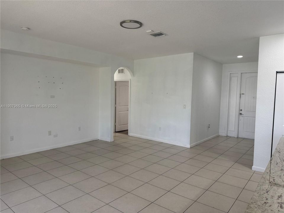 Под контрактом: $775,000 (4 спален, 2 ванн, 1949 Квадратных фут)