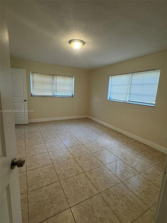 出租: $2,000 (2 贝兹, 2 浴室, 920 平方英尺)