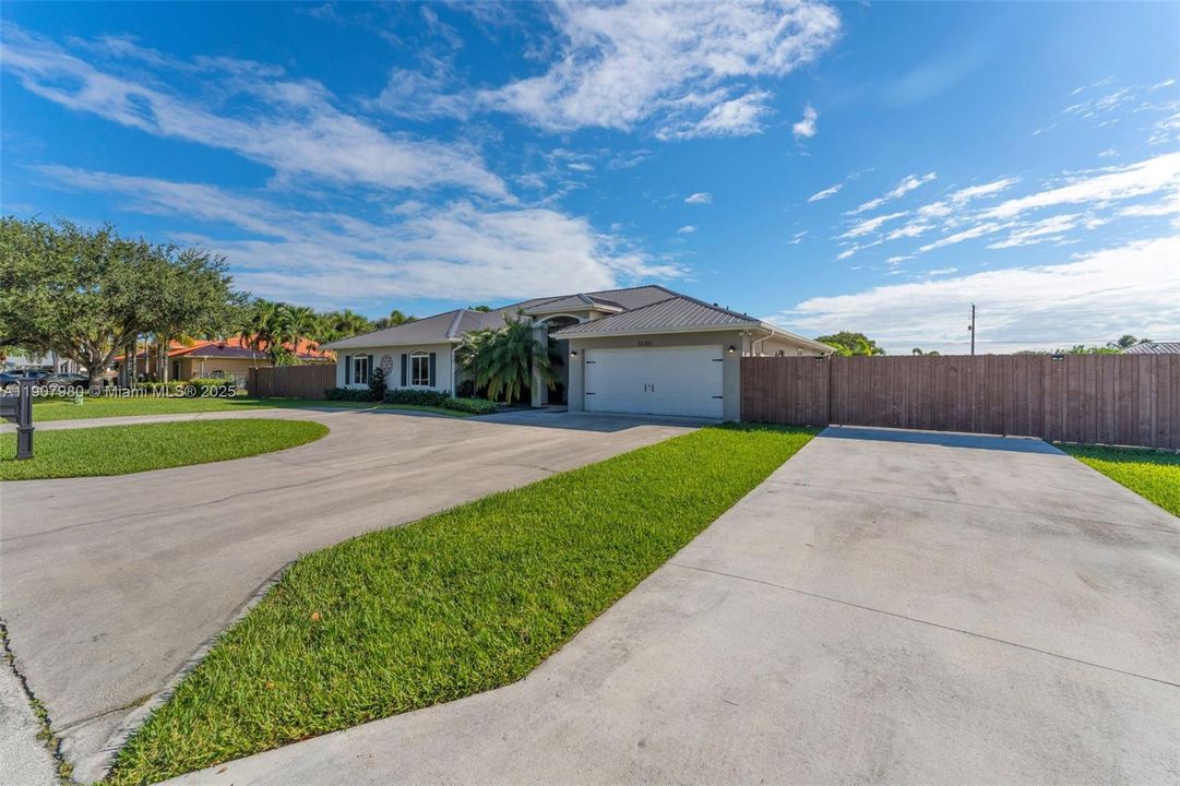 待售: $775,000 (4 贝兹, 2 浴室, 2339 平方英尺)