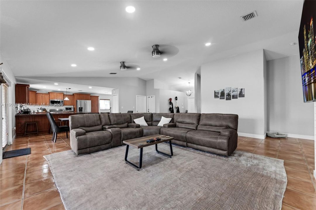 待售: $775,000 (4 贝兹, 2 浴室, 2339 平方英尺)