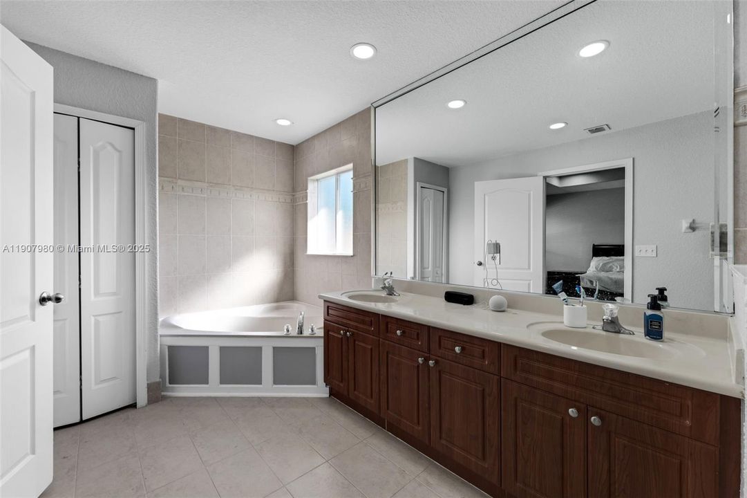 待售: $775,000 (4 贝兹, 2 浴室, 2339 平方英尺)