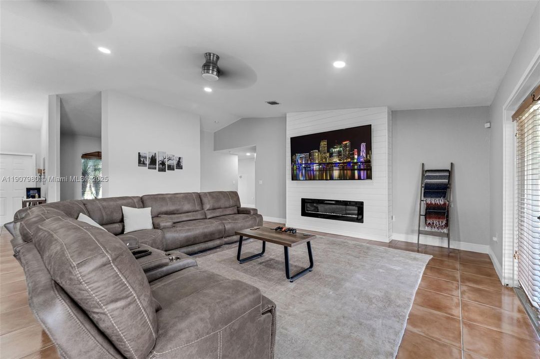 待售: $775,000 (4 贝兹, 2 浴室, 2339 平方英尺)