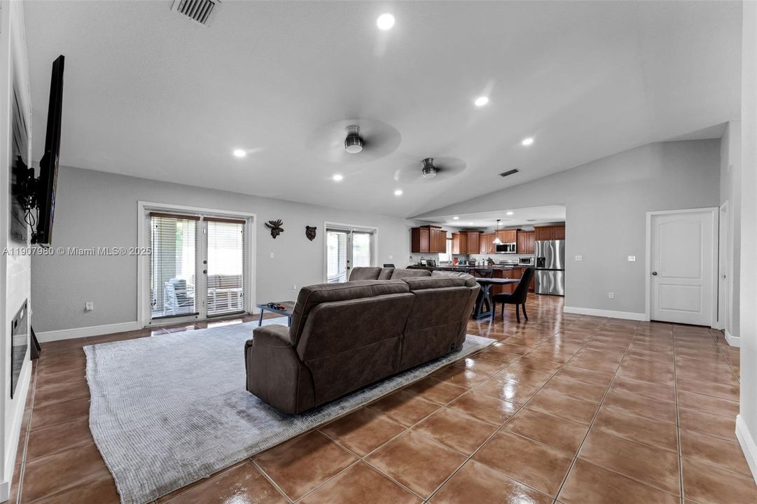 待售: $775,000 (4 贝兹, 2 浴室, 2339 平方英尺)