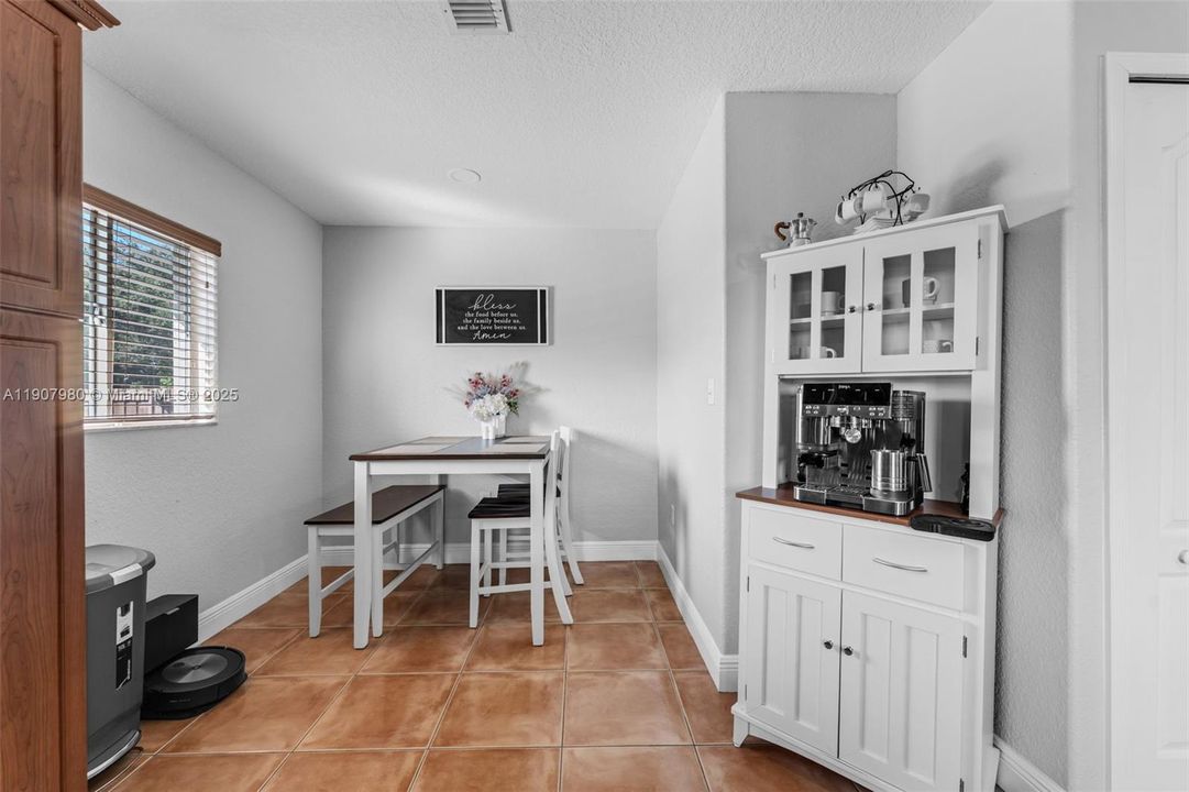 待售: $775,000 (4 贝兹, 2 浴室, 2339 平方英尺)