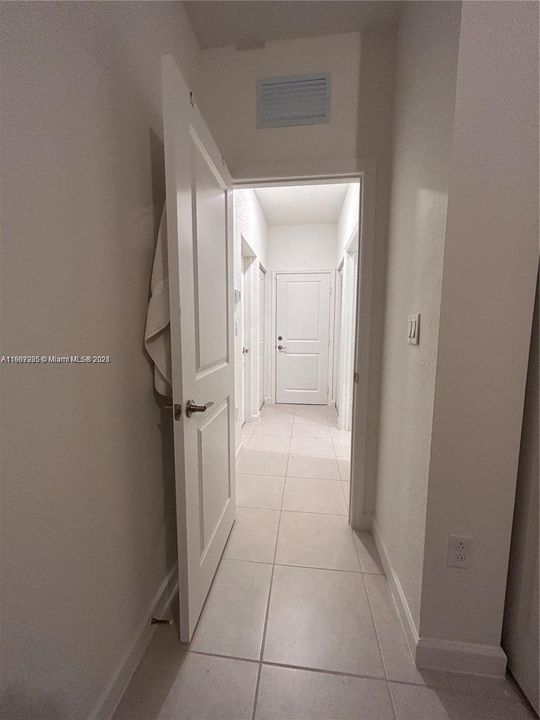 合同活跃: $1,100 (1 贝兹, 1 浴室, 3252 平方英尺)