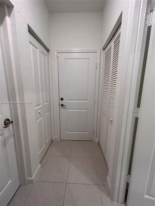 合同活跃: $1,100 (1 贝兹, 1 浴室, 3252 平方英尺)