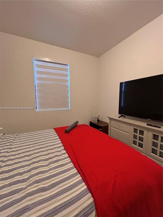 合同活跃: $1,100 (1 贝兹, 1 浴室, 3252 平方英尺)