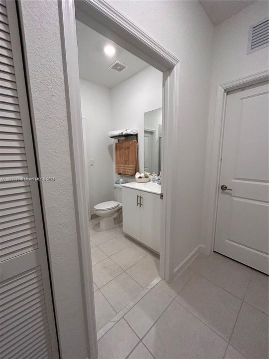 合同活跃: $1,100 (1 贝兹, 1 浴室, 3252 平方英尺)