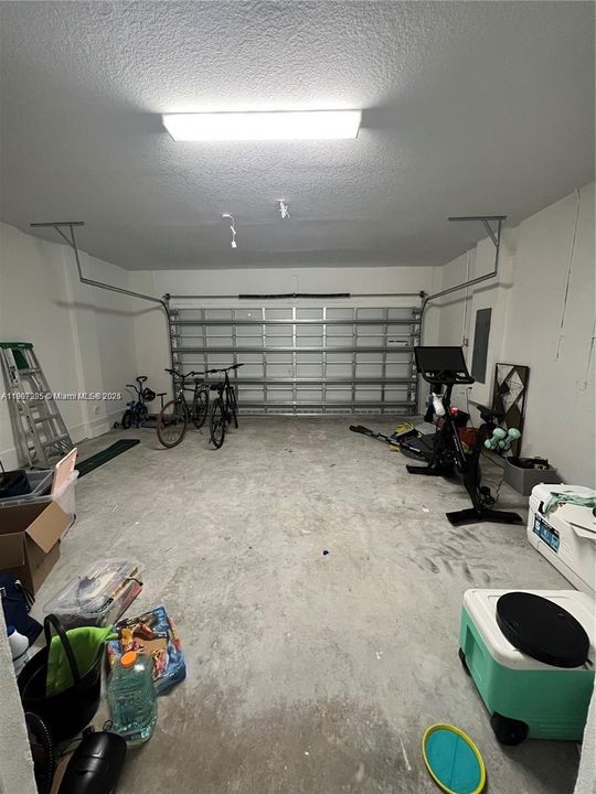 合同活跃: $1,100 (1 贝兹, 1 浴室, 3252 平方英尺)