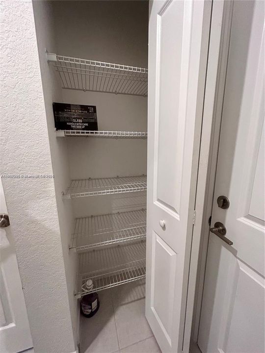 合同活跃: $1,100 (1 贝兹, 1 浴室, 3252 平方英尺)