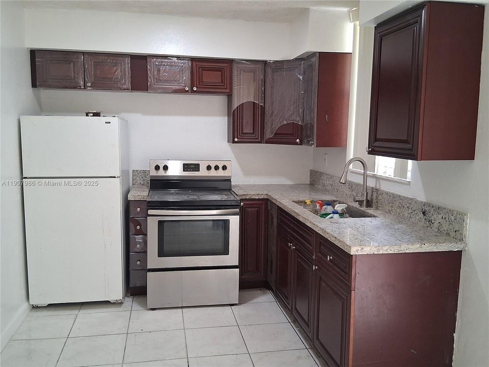 На продажу: $230,000 (3 спален, 1 ванн, 970 Квадратных фут)