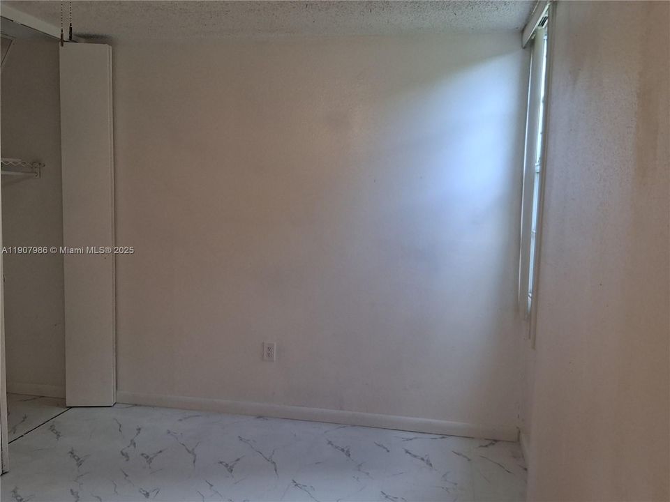 На продажу: $230,000 (3 спален, 1 ванн, 970 Квадратных фут)