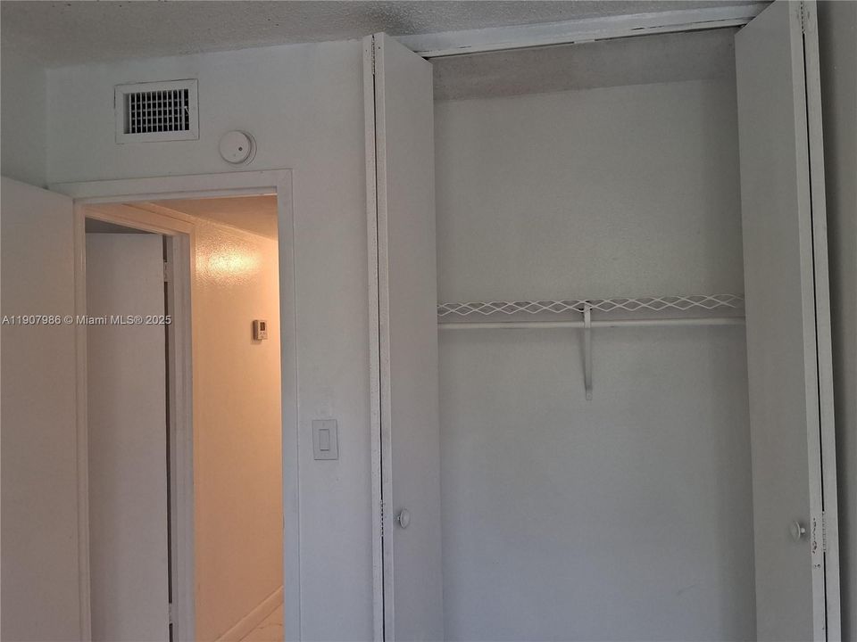 На продажу: $230,000 (3 спален, 1 ванн, 970 Квадратных фут)