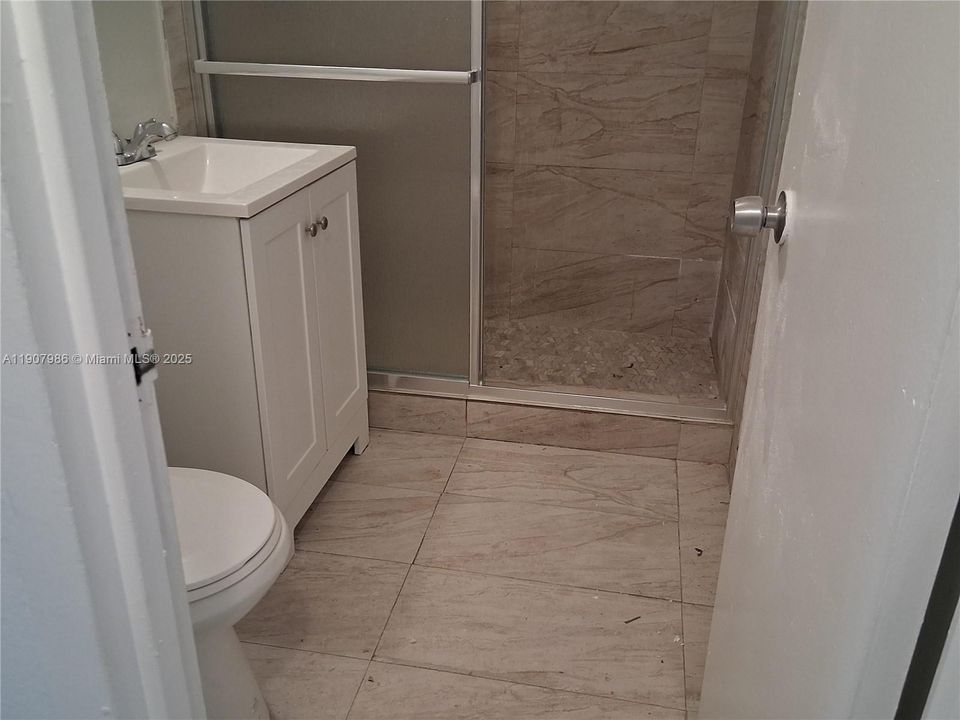 На продажу: $230,000 (3 спален, 1 ванн, 970 Квадратных фут)